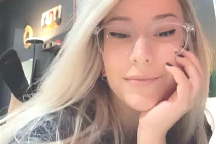 Jade, 24, a blonde dark-eyed asian companion based in Klein Reken. Offering GFE, Roleplay, Overnight. Available for incall and outcall, day and evening dates.