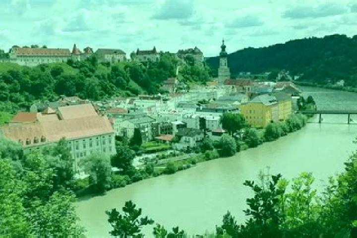 Jade, 32 — Escort in Garching an der Alz, Germany