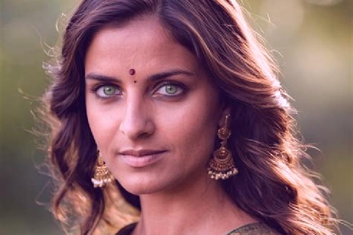 Jade, 37, a brunette green-eyed indian companion based in Aulnat. Offering BDSM, Couples, Domination. Available for incall and outcall, day and evening dates.