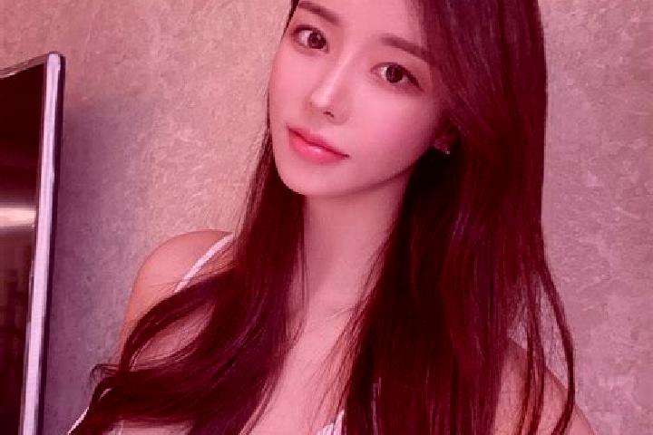 Kinsley, 20 — Escort in Dinghuo, China
