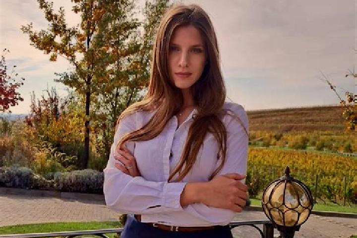 Kinsley, 20 — Escort in Magheru, Romania
