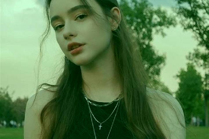 Kinsley, 21 — Escort in Taraan, Indonesia