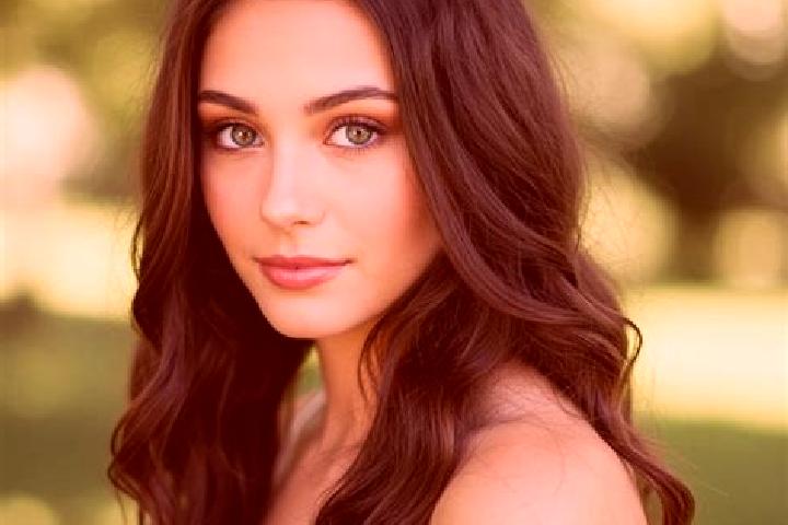 Kinsley, 22, a brunette hazel-eyed latina companion based in Carnoustie. Offering Duos, Massage, GFE. Available for incall and outcall, day and evening dates.