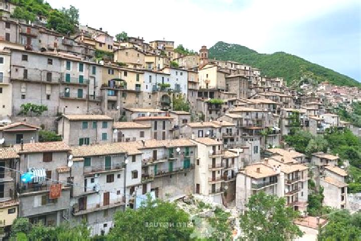 Kinsley, 22 — Escort in Paganico Sabino, Italy