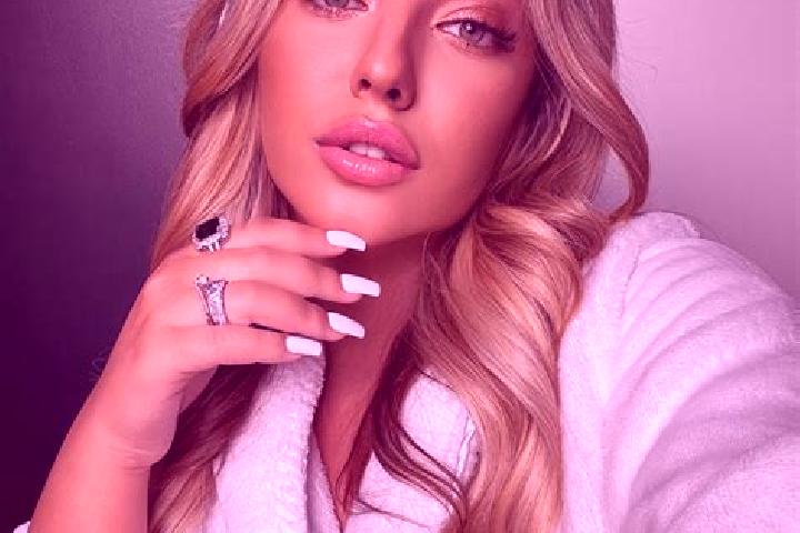 Kinsley, 23 — Escort in Communay, France
