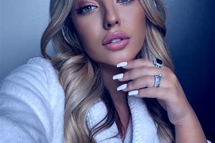 Kinsley, 23 — Escort in Majiaba, China