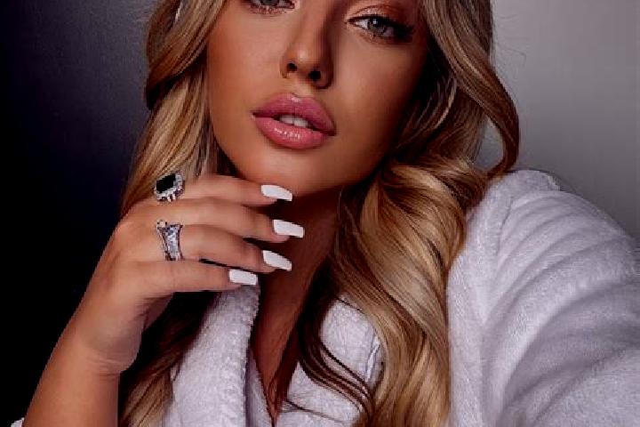 Kinsley, 23 — Escort in Oveselu, Romania