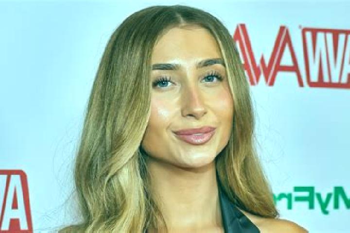 Kinsley, 24 — Escort in Latille, France