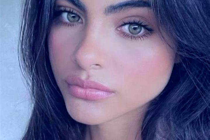 Kinsley, 27, a brunette amber-eyed indian companion based in Malakpur. Offering A-Level, Striptease. Available for incall and outcall, day and evening dates.