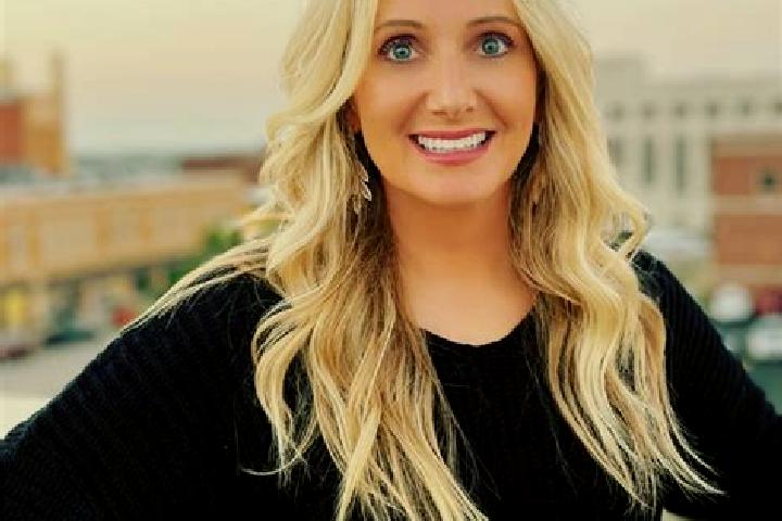 Kinsley, 27 — Escort in Dalton, United States
