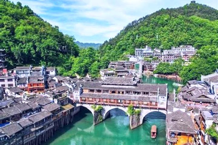 Kinsley, 28 — Escort in Fenghuang, China