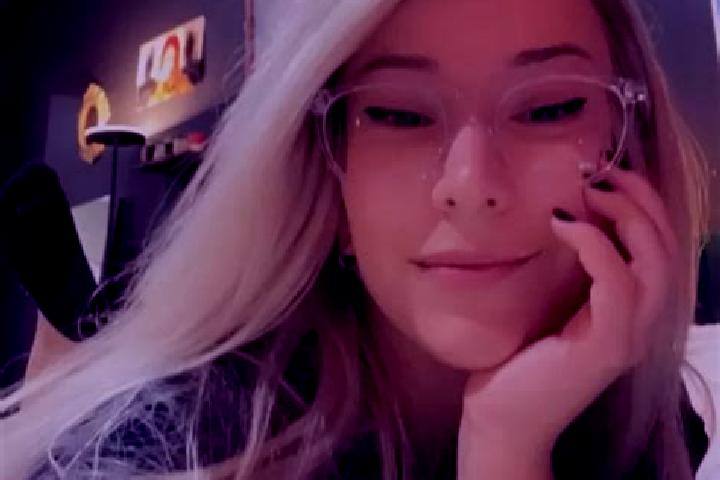 Kinsley, 33, a platinum blonde green-eyed caucasian companion based in Glen Raven. Offering Striptease, Dinner Date, 69, Travel Companion. Available for inca...