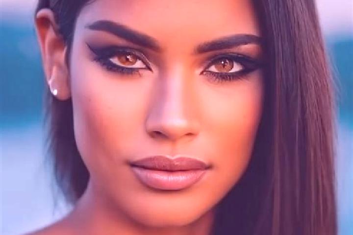 Layla, 22, a auburn dark-eyed latina companion based in Farmland. Offering 69, Striptease, GFE. Available for incall and outcall, overnight bookings available.