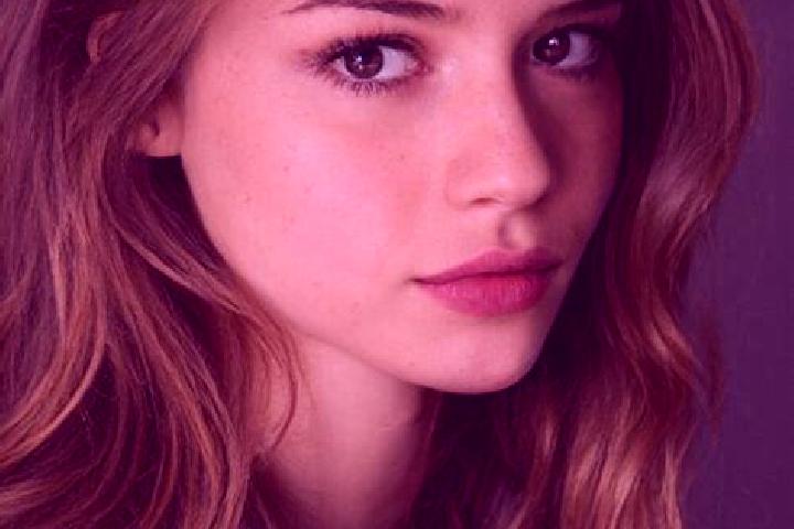 Layla, 22, a auburn hazel-eyed asian companion based in Champigne. Offering A-Level, CIM, Duos. Available for incall and outcall, day and evening dates.