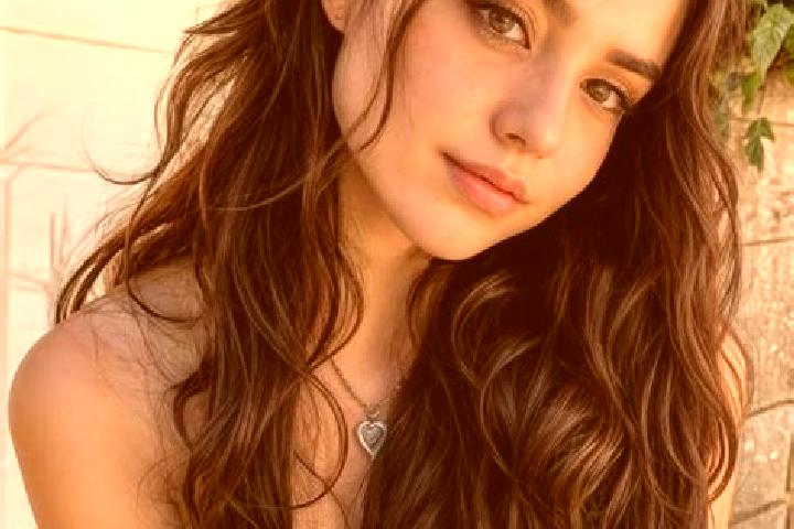 Layla, 25, a brunette hazel-eyed latina companion based in Catelu. Offering Roleplay, Massage, Striptease. Available for incall and outcall, day and evening ...