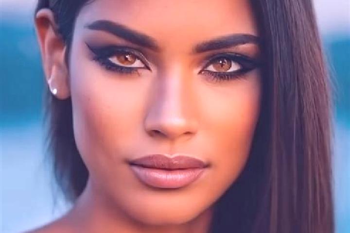 Layla, 26, a auburn brown-eyed latina companion based in Killarney Vale. Offering Party Girl, BDSM, 69, Erotic Massage, Massage. Available for incall and out...