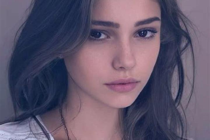 Layla, 26, a chestnut grey-eyed slavic companion based in Oureyo. Offering Prostate Massage, Deep French Kissing, GFE, Girlfriend Experience. Available for i...