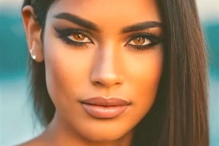 Layla, 30, a auburn dark-eyed latina companion based in Treviso. Offering Striptease, Duos, A-Level, Tantra, CIM. Available for incall and outcall, day and e...