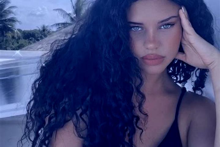 Layla, 31, a black grey-eyed latina companion based in Krodio. Offering Dinner Date, 69, Girlfriend Experience, Tantra, Party Girl. Available for incall and ...
