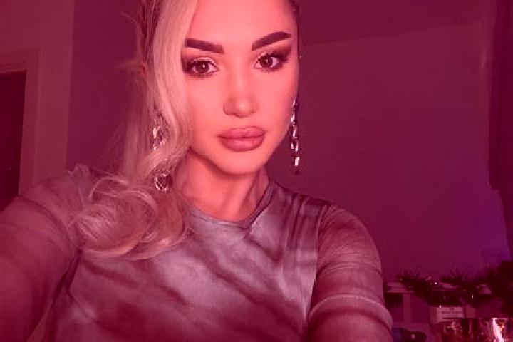 Layla, 33, a platinum blonde brown-eyed latina companion based in Zunhuadian. Offering Tantra, Domination, Travel Companion, Dinner Date. Available for incal...