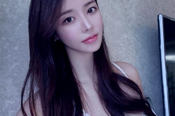 Lillian, 21 — Escort in Qunsheng, China