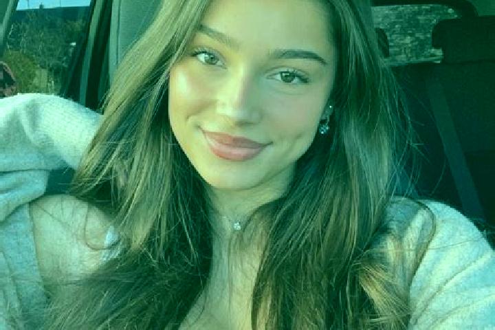 Lillian, 22, a brunette amber-eyed middle eastern companion based in Kariyannur. Offering Girlfriend Experience, Erotic Massage, Party Girl, Fetish. Availabl...