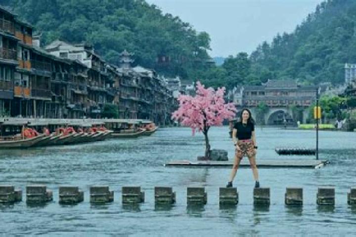 Lillian, 22 — Escort in Fenghuang, China