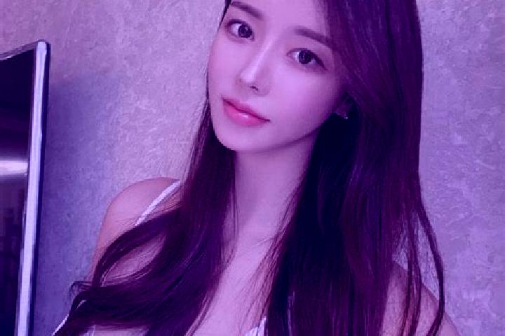 Lillian, 22 — Escort in Huangtu, China