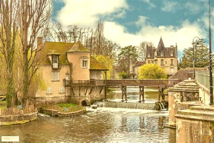 Lillian, 22 — Escort in Moret-sur-Loing, France