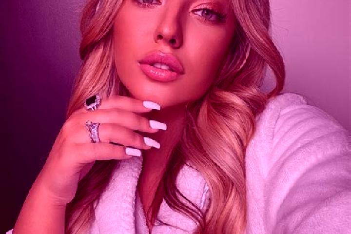 Lillian, 23 — Escort in Borcut, Romania