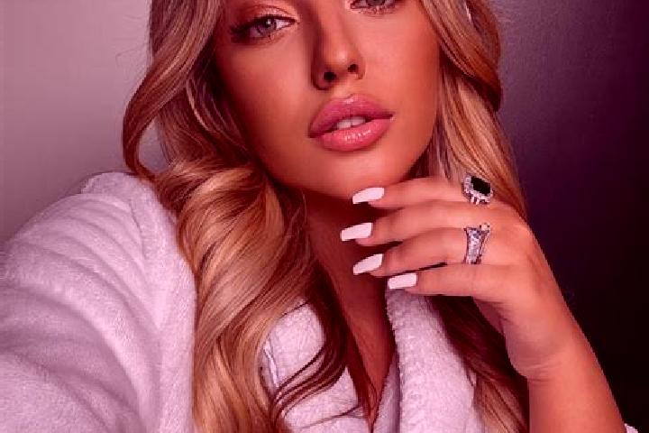 Lillian, 23 — Escort in Couloisy, France