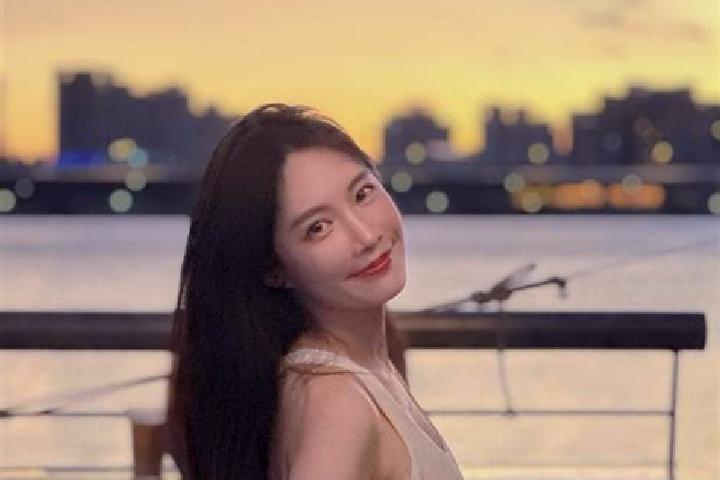 Lillian, 23 — Escort in Heilonggong, China