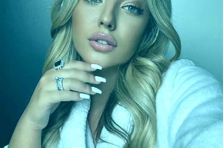 Lillian, 23 — Escort in Sarceaux, France