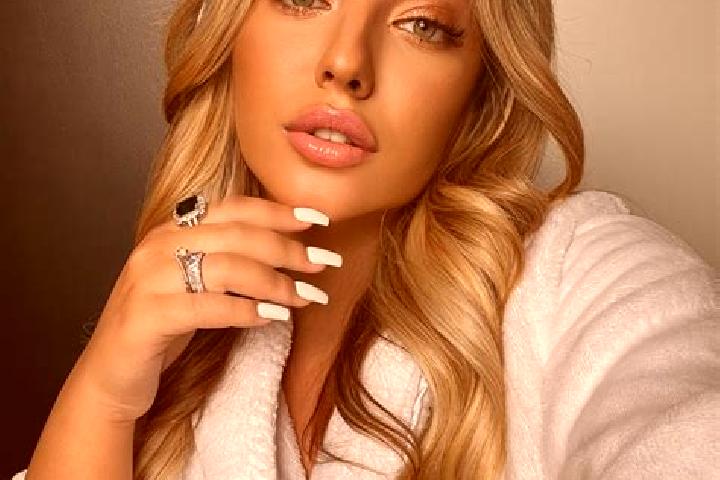 Lillian, 23 — Escort in Slasoma, Romania