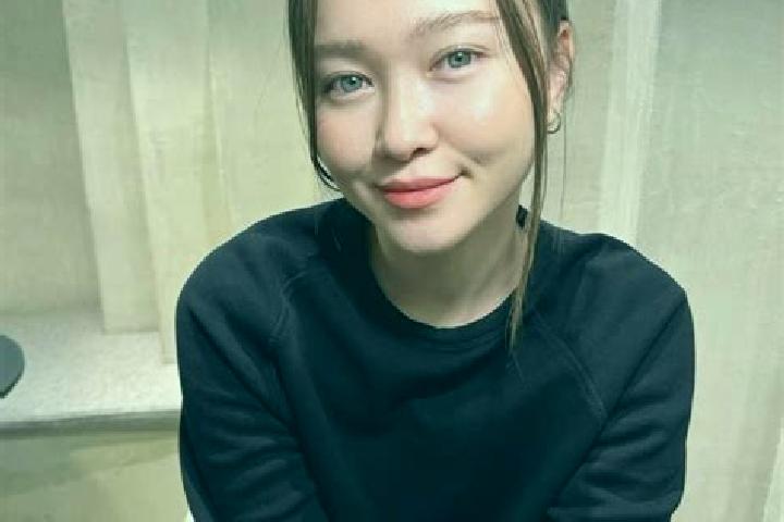 Lillian, 31, a dark blonde blue-eyed asian companion based in Varzaneh. Offering Roleplay, Couples, Tantra. Available for incall and outcall, overnight booki...
