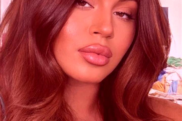 Lillian, 32, a auburn brown-eyed latina companion based in La Castellana. Offering Roleplay, 69, A-Level. Available for incall and outcall, day and evening d...