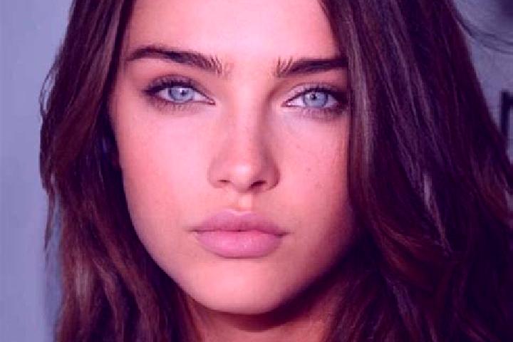 Lillian, 33, a chestnut dark-eyed caucasian companion based in Francavilla Angitola. Offering Girlfriend Experience, Erotic Massage, Deep French Kissing, OWO...
