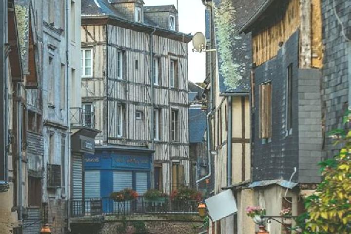 Lillian, 35 — Escort in Pont-Audemer, France