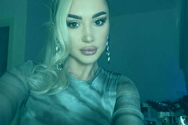 Lillian, 36, a blonde grey-eyed latina companion based in Barabali. Offering Dinner Date, GFE, BDSM. Available for incall and outcall, day and evening dates.