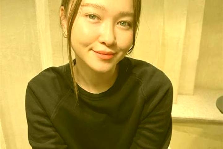 Lillian, 39, a red blue-eyed asian companion based in Cherves-Richemont. Offering GFE, BDSM, Dinner Date. Available for incall and outcall, overnight booking...