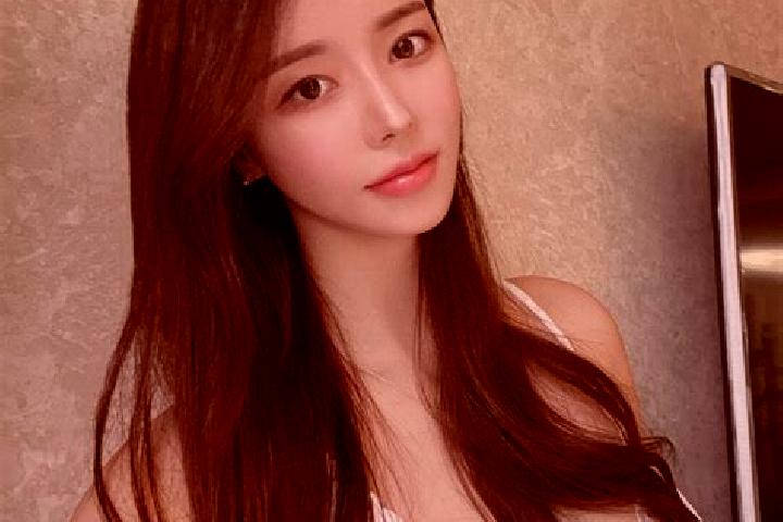 Lily, 20 — Escort in Xialu, China