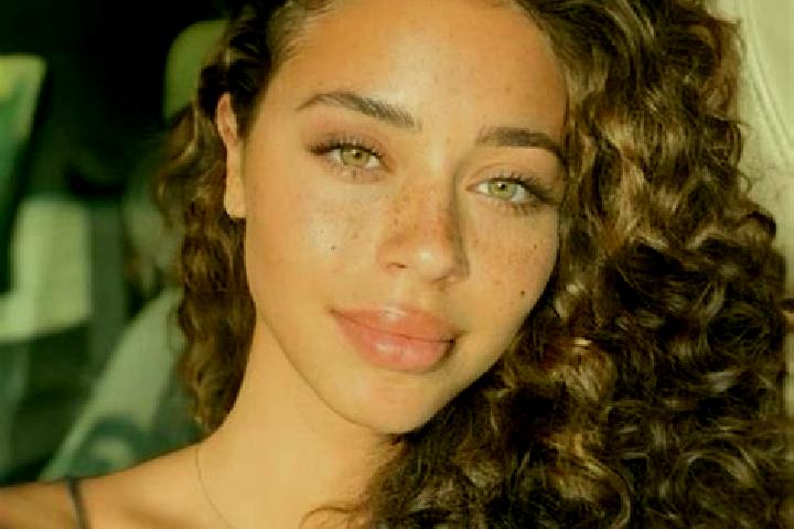 Lily, 22, a chestnut hazel-eyed latina companion based in La Mira. Offering Striptease, Deep French Kissing, A-Level. Available for incall and outcall, overn...