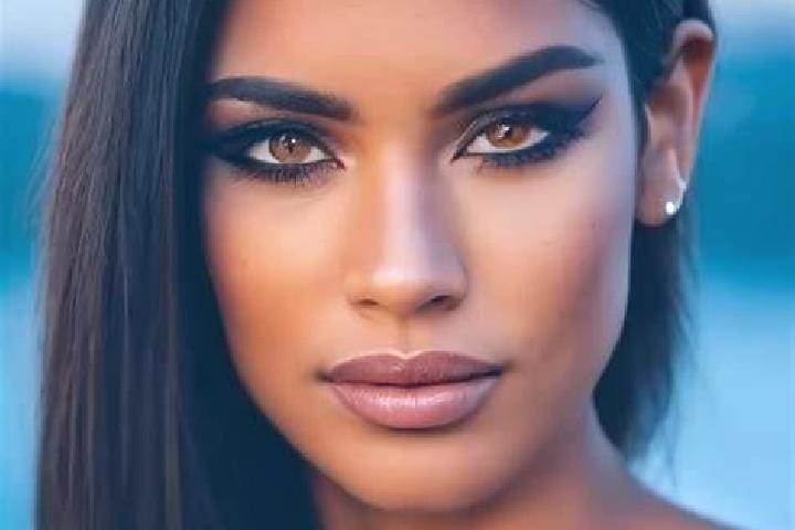 Lily, 22, a red dark-eyed latina companion based in Koceni. Offering Striptease, Massage, Roleplay. Available for incall and outcall, day and evening dates.