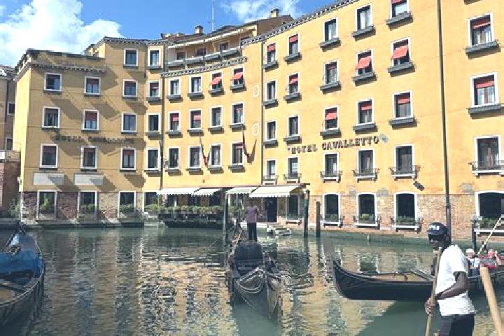 Lily, 24 — Escort in Canalello, Italy