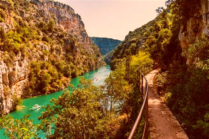 Lily, 28 — Escort in Castellane, France