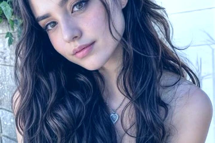 Lily, 35, a chestnut hazel-eyed mixed companion based in Candelo. Offering Fetish, Couples, Roleplay. Available for incall and outcall, day and evening dates.