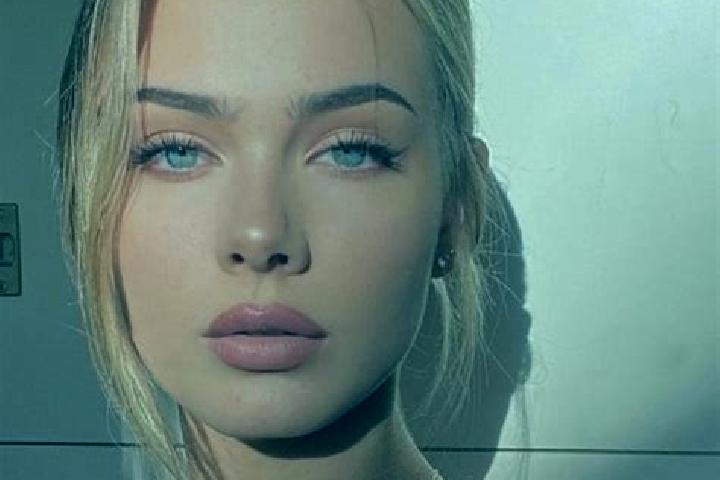 Lucy, 20, a blonde brown-eyed european companion based in Iteuil. Offering Massage, Duos, CIM. Available for incall and outcall, day and evening dates.