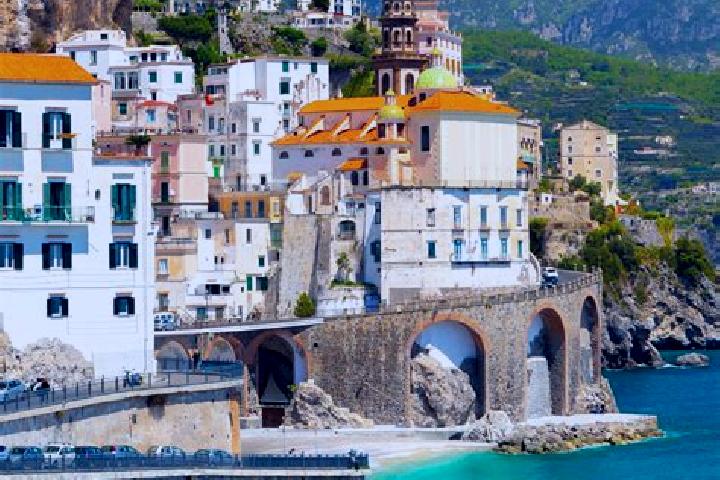 Lucy, 22 — Escort in Negrisia, Italy