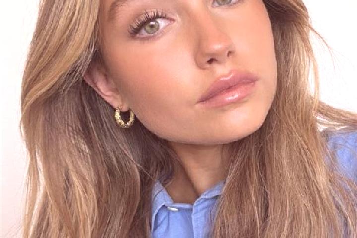 Lucy, 26, a dark blonde green-eyed mediterranean companion based in Hajnice. Offering Erotic Massage, Deep French Kissing, Tantra, Overnight. Available for i...