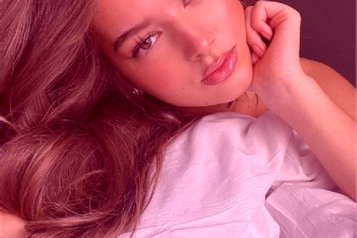 Lucy, 27, a chestnut blue-eyed latina companion based in Kalemie. Offering Duos, OWO. Available for incall and outcall, overnight bookings available.